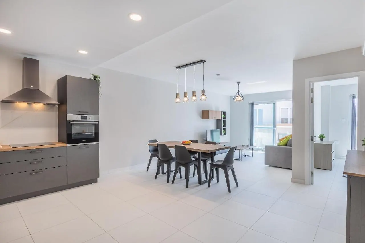Apartment Your Home Away From Home - Top Floor Apt Close To The Beach & Entertainment Is-Swieqi