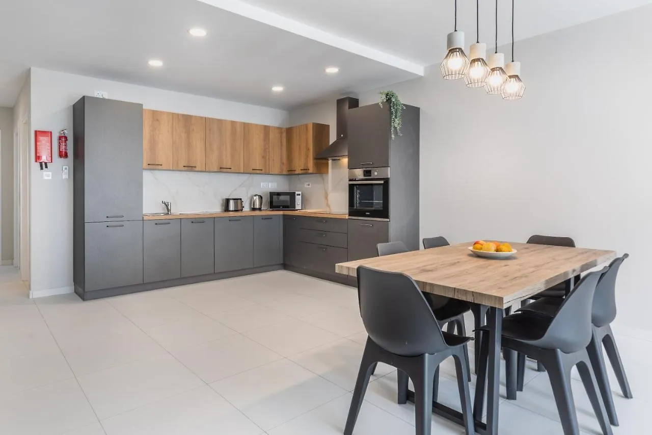 Your Home Away From Home - Top Floor Apt Close To The Beach & Entertainment Is-Swieqi