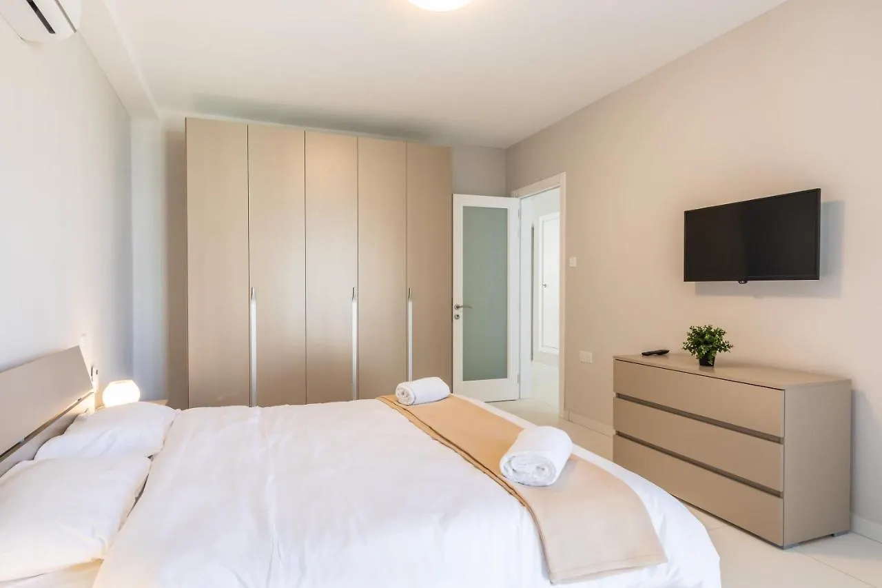 Your Home Away From Home - Top Floor Apt Close To The Beach & Entertainment Is-Swieqi Malta