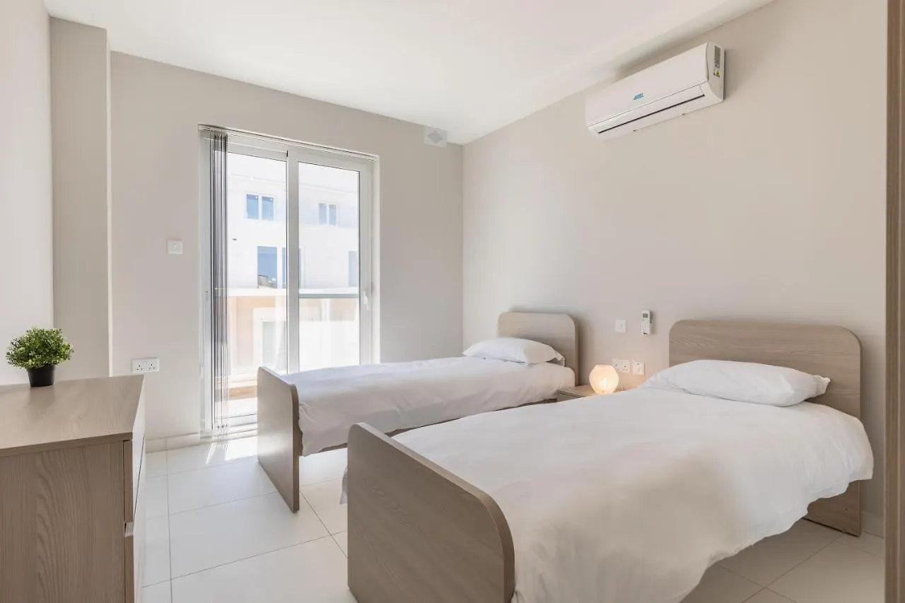 Your Home Away From Home - Top Floor Apt Close To The Beach & Entertainment Is-Swieqi
