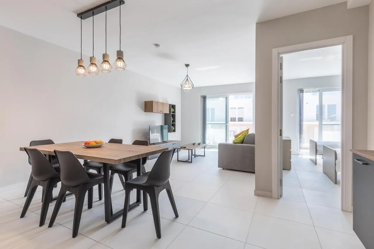 Your Home Away From Home - Top Floor Apt Close To The Beach & Entertainment Is-Swieqi Apartment