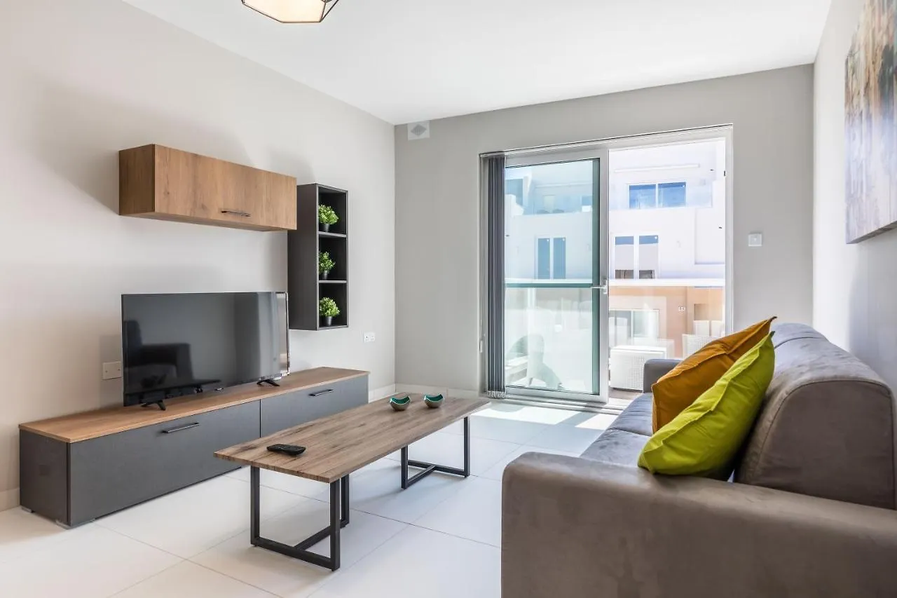 Your Home Away From Home - Top Floor Apt Close To The Beach & Entertainment Is-Swieqi Apartment